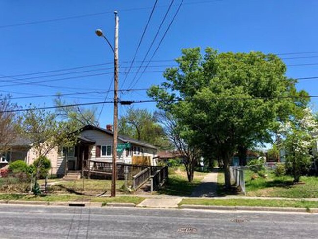 Foto del edificio - Cozy 3 bed 1.5 bath with Backyard