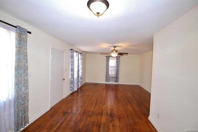 Foto del edificio - 418 Claud Rd