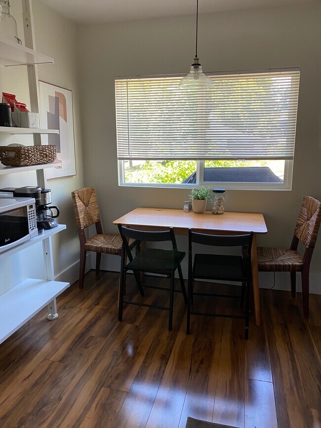 Rincón - 519 W Milwaukee Dr