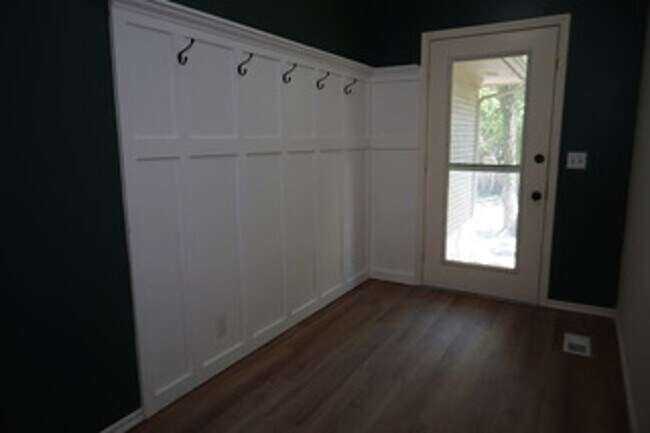 Building Photo - Great 3 Bedroom 2 Bath In A Great Location!