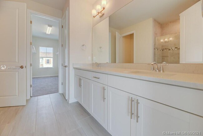 Building Photo - 1585 Evergreen Terrace