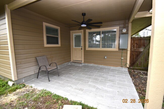 Building Photo - 623 Honeysuckle Dr