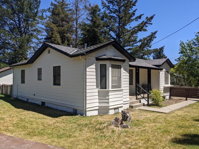 Foto del edificio - 2544 Redwood Rd