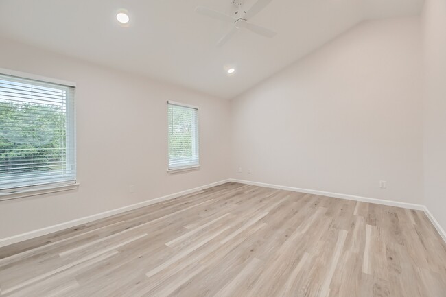 Building Photo - 5802 Kayview Dr