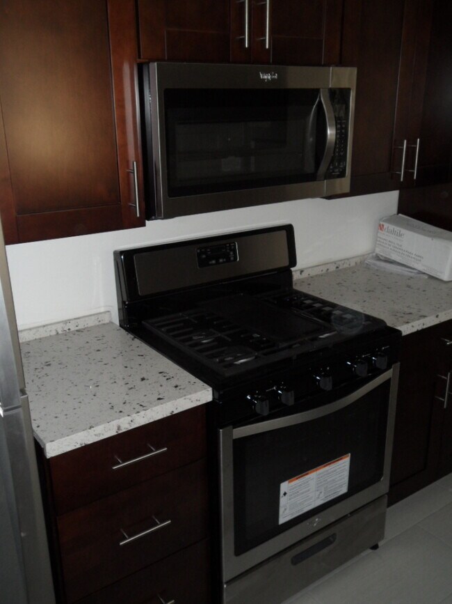 Foto del edificio - 5008 W 58th Pl