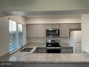 Building Photo - 916 S Hacienda Dr
