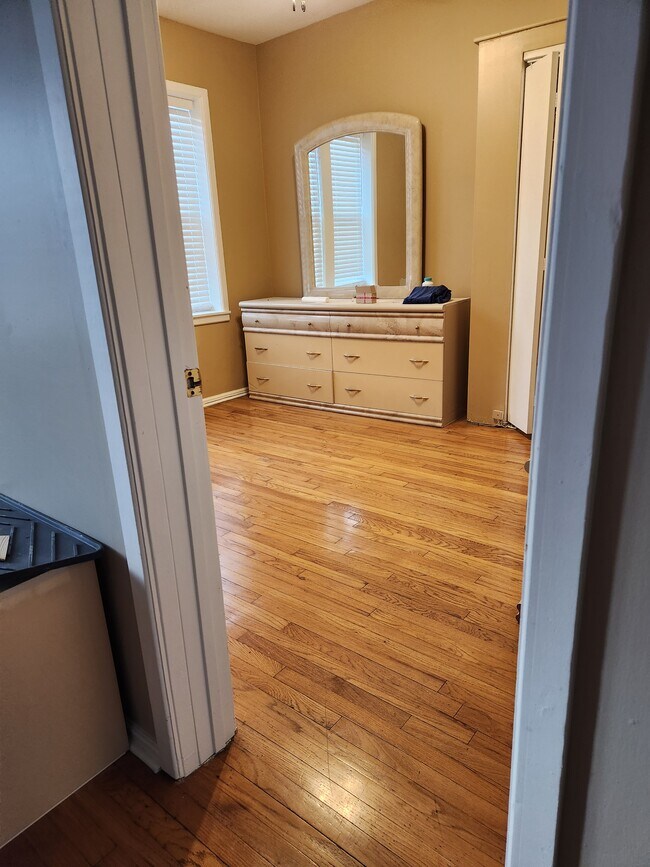 Dormitorio 1 - 2204 E 84th St