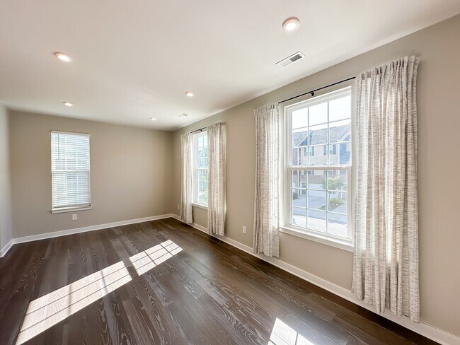 Building Photo - Newly Remodeled Townhouse!