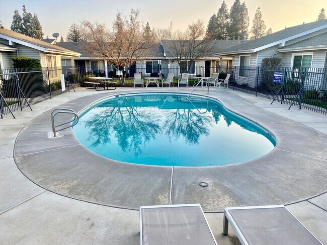 Foto del edificio - Nicely Updated 2/2 Condo in North Fresno