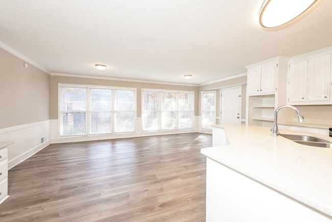 Building Photo - 3222 Lindas Cir SE