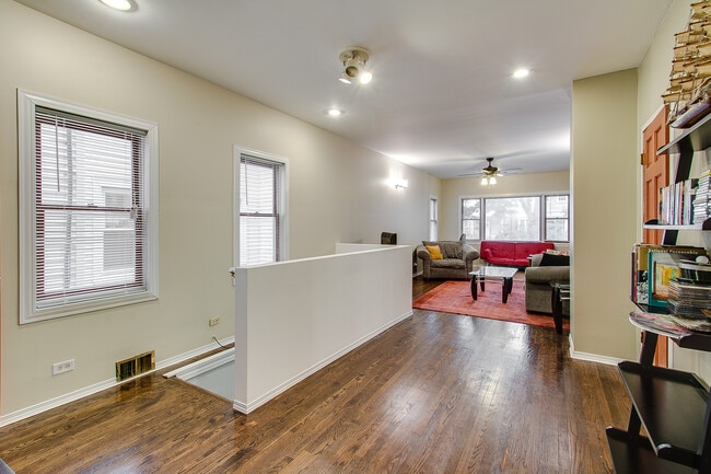 Building Photo - 3847 N Hermitage Ave