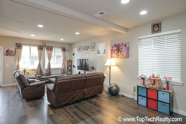 Foto del edificio - Outstanding 45 Central home with 3BR + Den...