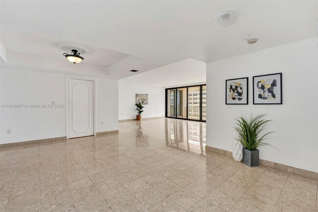 Foto del edificio - 2 Grove Isle Dr