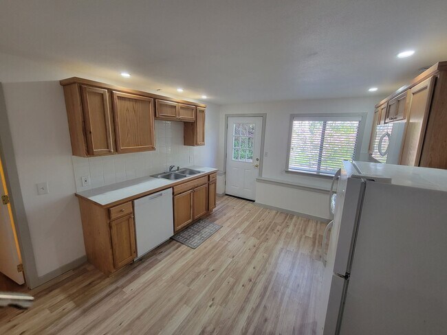 Foto del edificio - Spacious, Basement One Bedroom with Private Entry! Port Orchard - Available Now!