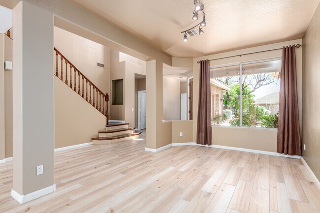 Foto del edificio - Stunning 5 Bedroom 3 Bath Two Story Home in Cave Creek! Gated Community & Private Pool