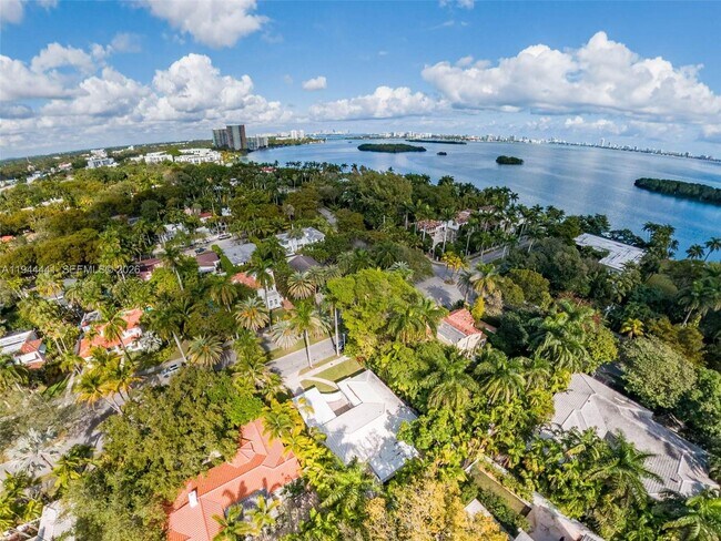 Foto del edificio - 680 NE 57th St