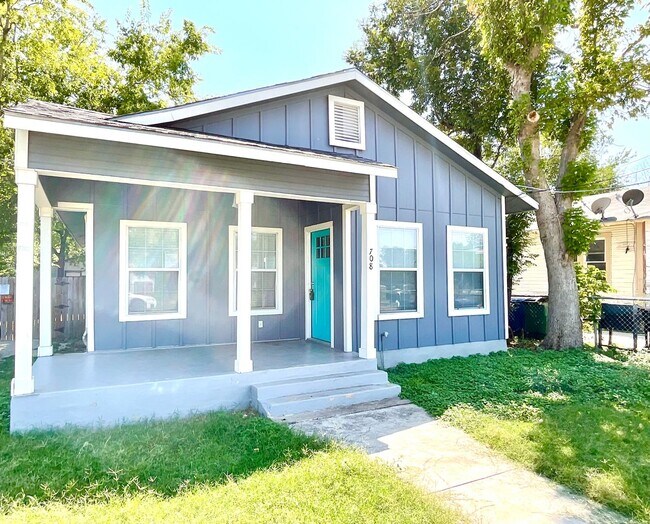 Foto del edificio - MUST SEE! Charming 2 Bedroom, 1 Bath Duple...