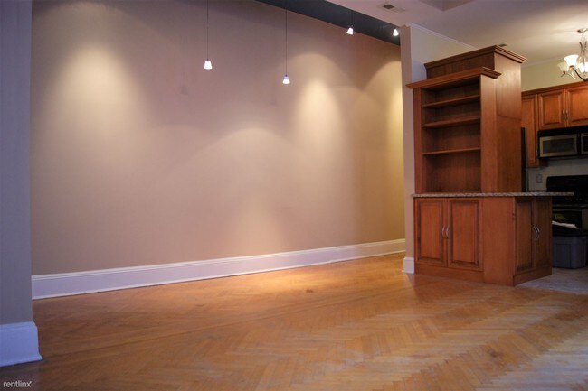 Building Photo - 1 br, 1 bath  - 10 W Madison St Apt 21