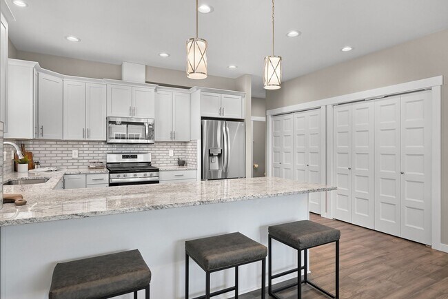 Foto del edificio - Modern 4-Bed Home in Sunstone Place