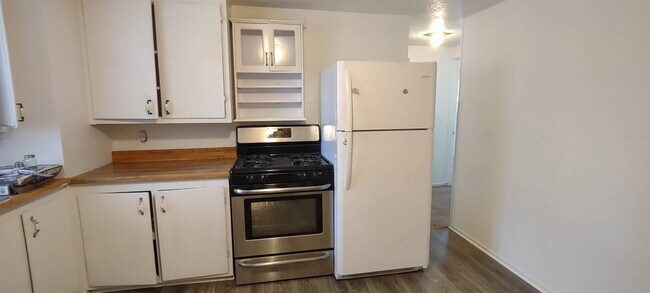 Foto del edificio - Quaint West Jordan Duplex w covered carport!