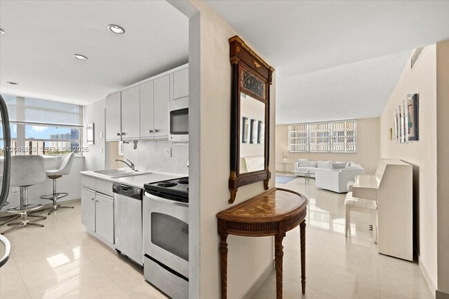 Building Photo - 1833 S Ocean Dr