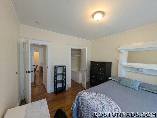 Building Photo - 27 Bourneside St