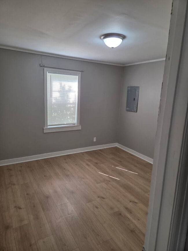 Foto del edificio - 4 Success Realty is now offering this renovated 4 bedroom 2 bath home. Come and take a look at th...