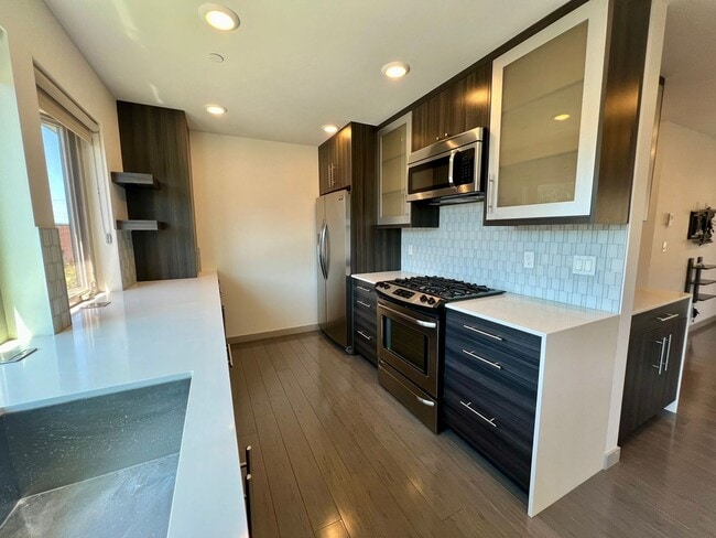 Foto del edificio - LUXURY ALKI 3 BED TOWNHOME FOR RENT W EXPANSIVE WATER VIEWS!