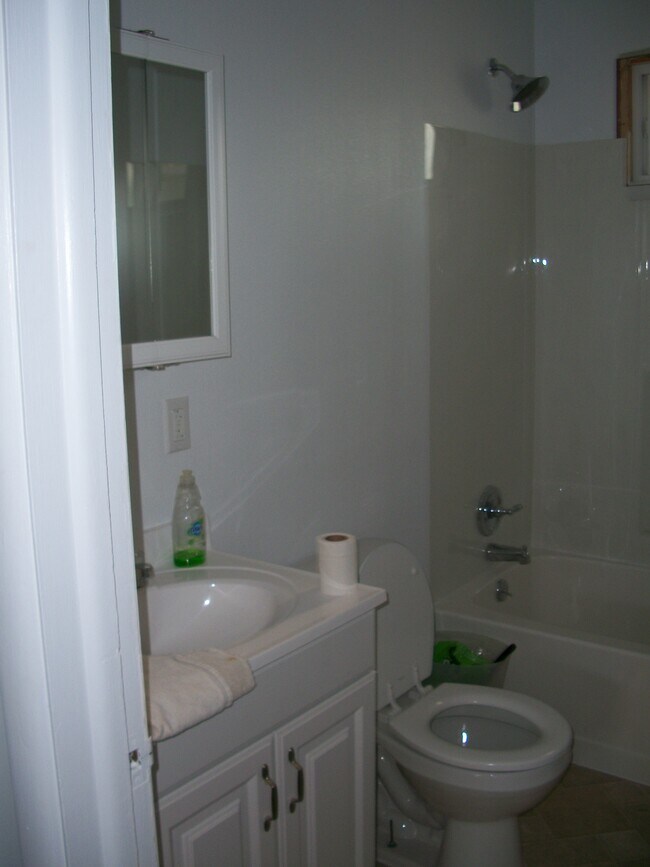 El baño completo en planta superior, 3/4 cuarto de baño en la planta baja - 207 S Idaho Ave