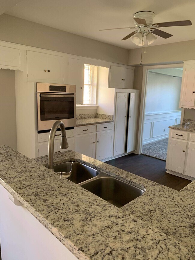 Vista de la cocina parcial - 5515 Longleaf Ln