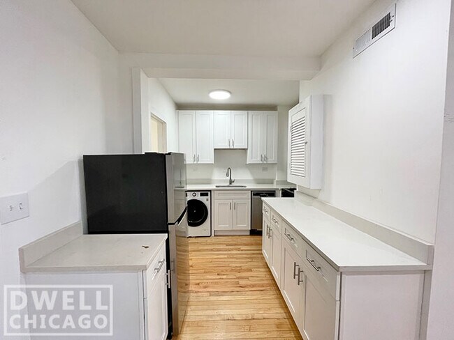 Building Photo - 1851 W Dickens Ave