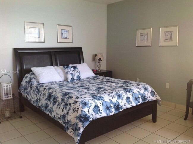 Building Photo - 2899  Collins Ave  1021 Miami Beach Fl 33140