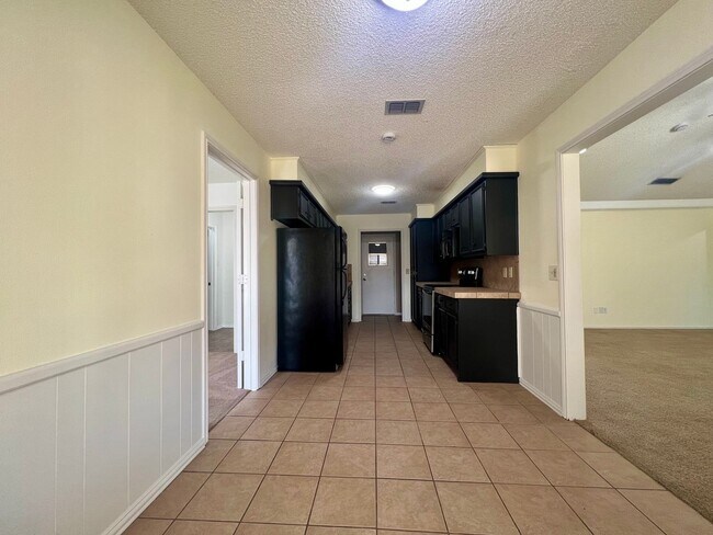 Building Photo - Charming 4 Bedroom in The Meadows