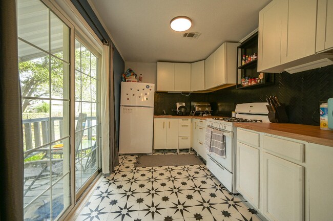 Foto del edificio - 1403 Aaron Ave