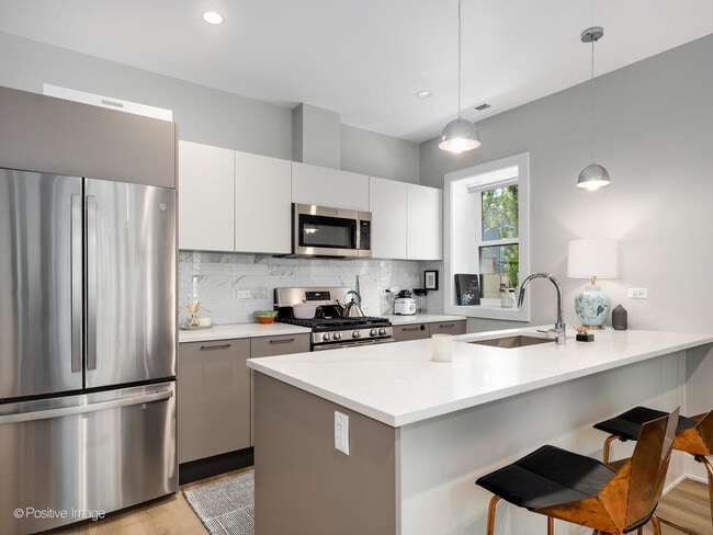 Foto del edificio - 833 N Hoyne Ave