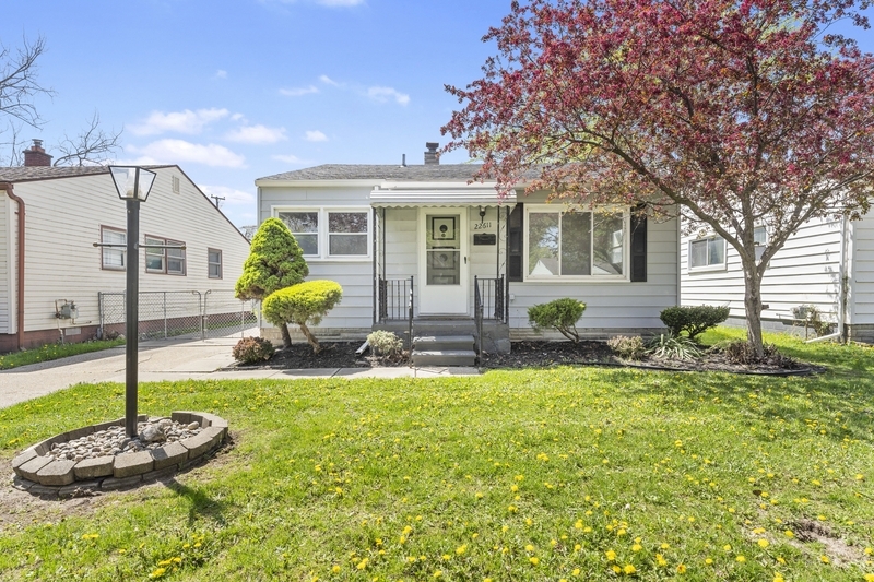 Primary Photo - 22611 Hillock Ave