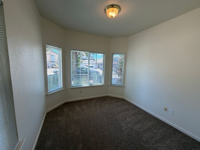 Building Photo - Very Nice 4 Bedroom Home