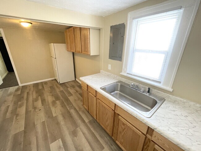 Building Photo - 3 Bedroom conveniently located near the thriving Twin Aire neighborhood