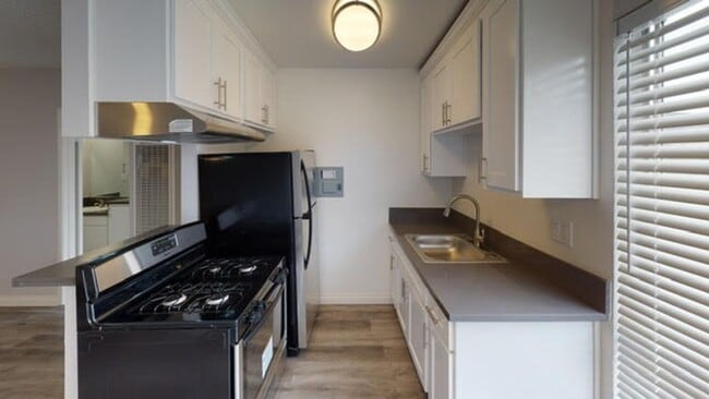 Building Photo - Berryman Apts...Newly Remodeled Apartments Available...Large Windows...Washer/Dryer in Unit!