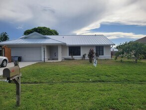 Building Photo - 2050 SE Camilo St