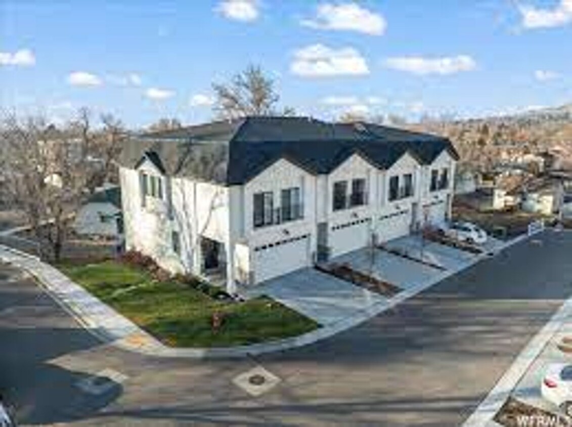 Primary Photo - BEAUTIFUL TOWNHOUSE W 2 CAR GARAGE ATTACHED