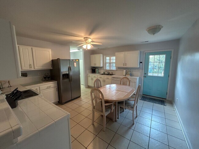 Foto del edificio - FURNISHED OFF-SEASON MONTHLY RENTAL - AVAI...