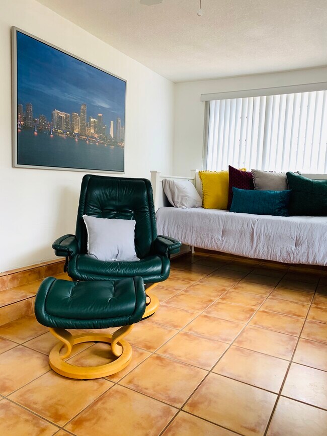 reclinable chair - 321 52nd SW Ave