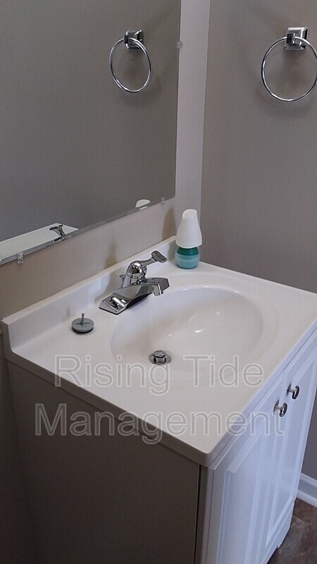 Foto del edificio - 605 Robison Dr