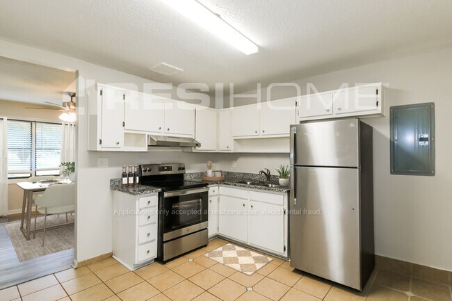 Foto del edificio - 8154 Huntington Dr