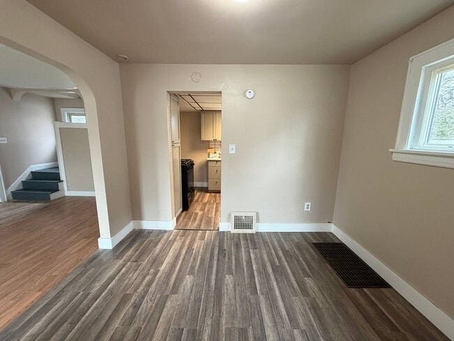 Building Photo - Charming 3-Bedroom Home with First-Floor Bedroom & Large Yard - PET FRIENDLY