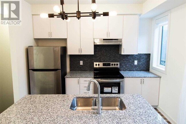Photo du bâtiment - 370-370 Red Maple Rd