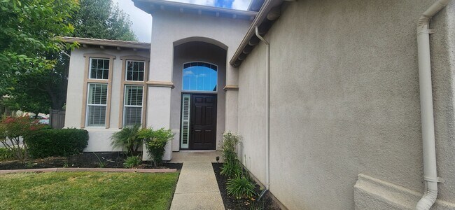 Foto del edificio - 5 Bedroom Home Behind the Gate of Wisteria Place