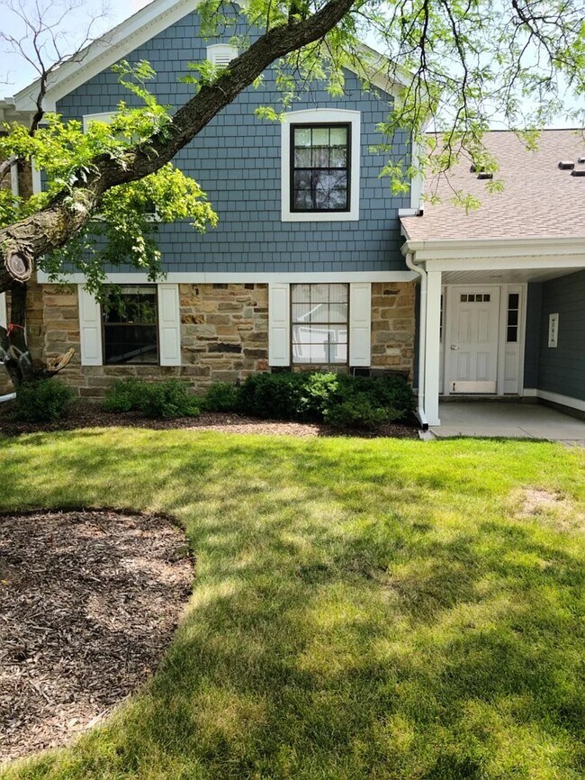 Building Photo - 221 Hawthorne Ct