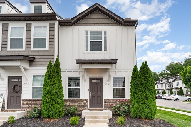 Building Photo - Available Now! 2 Bed 2.5 bath Bellevue tow...
